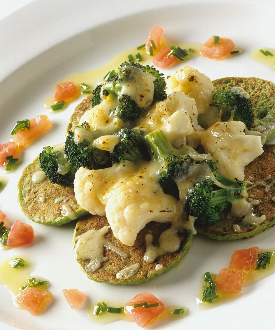 Erbsen-Pfannkuchen mit Brokkoli und Blumenkohl