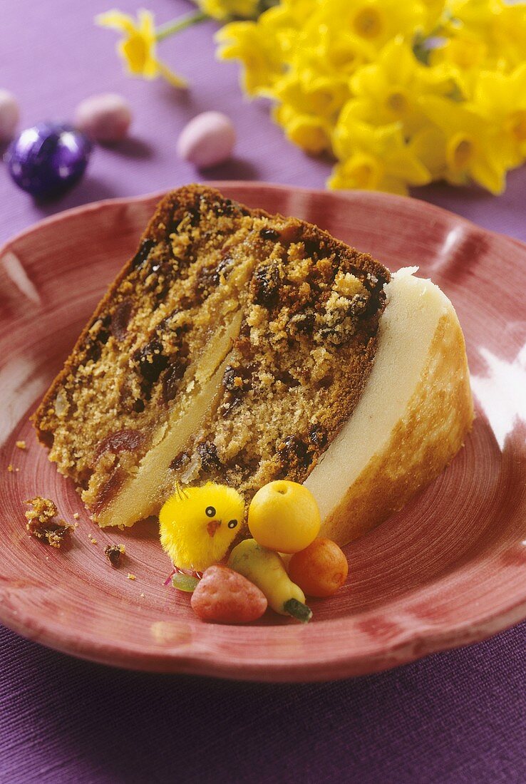 Ein Stück Ostertorte mit Rosinen und Marzipan (Simnel cake)