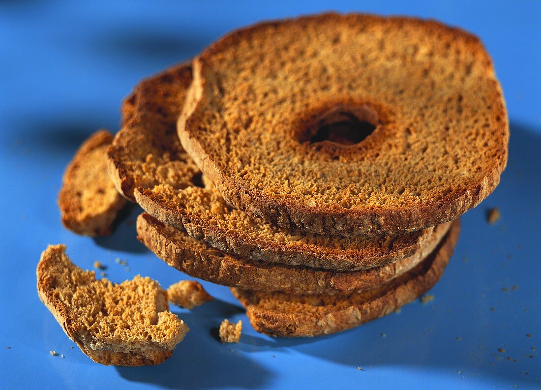 Ring-shaped crisp bread, in a pile