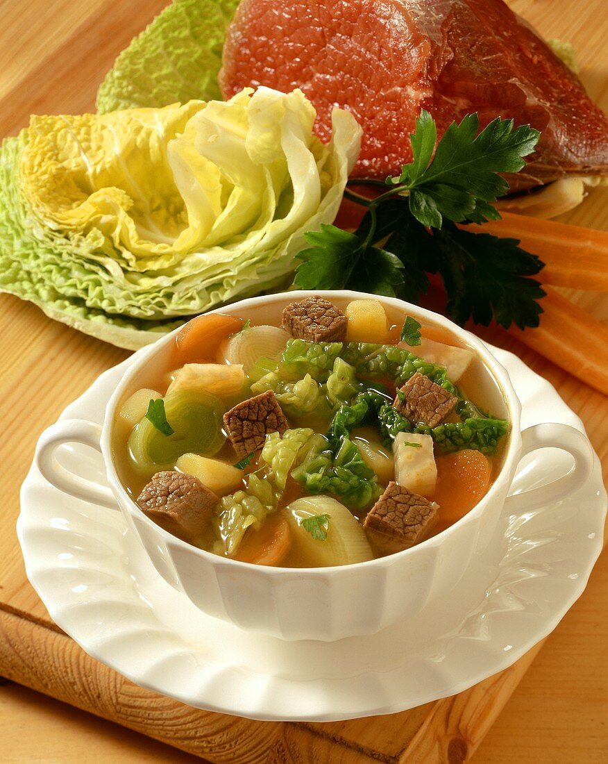 Pot au Feu mit Wirsing und Rindfleisch in Suppentasse