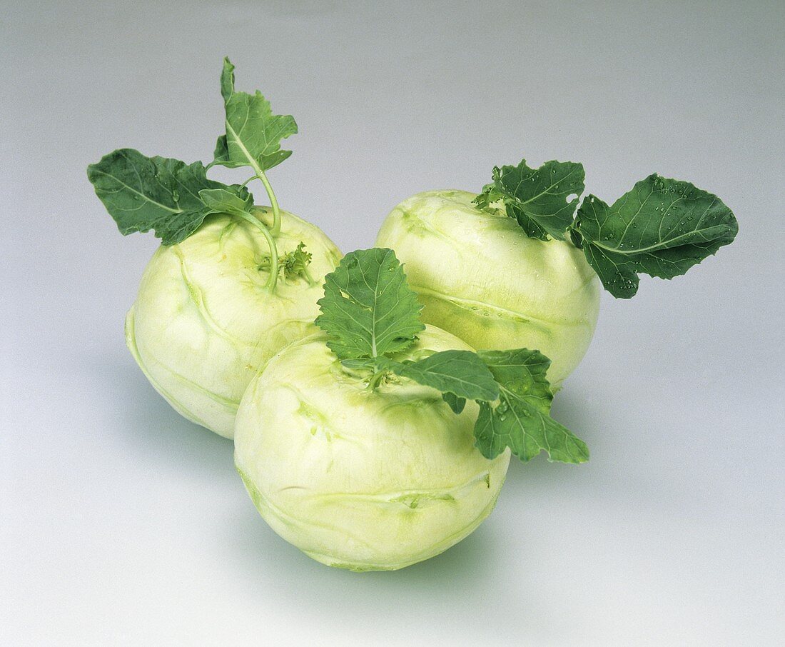 Drei Kohlrabi auf hellem Untergrund