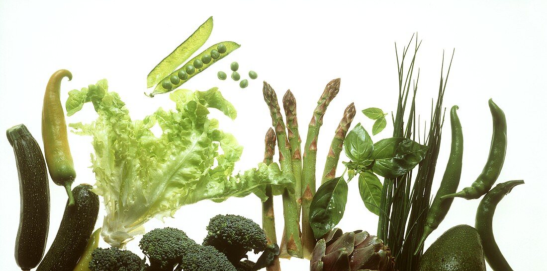 Verschiedene grüne Gemüsesorten, Salat und Kräuter