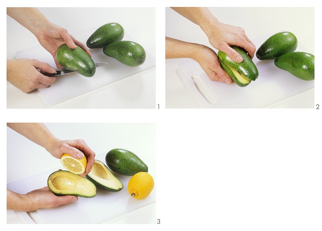 Avocado halbieren, vom Kern trennen, mit Zitrone beträufeln