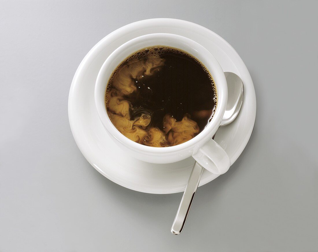Eine Tasse Kaffee mit etwas Kaffeesahne