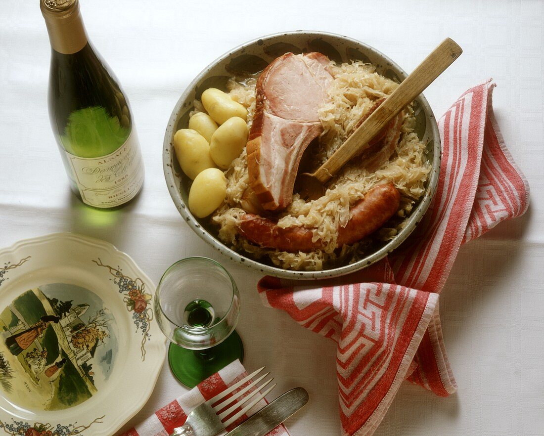 Elsässische Schlachtplatte mit Sauerkraut; Weißwein