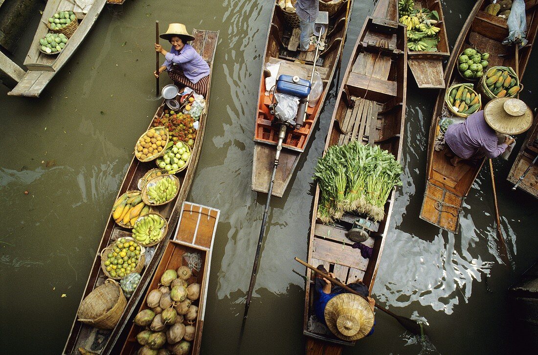 Thailändischer Markt auf Booten