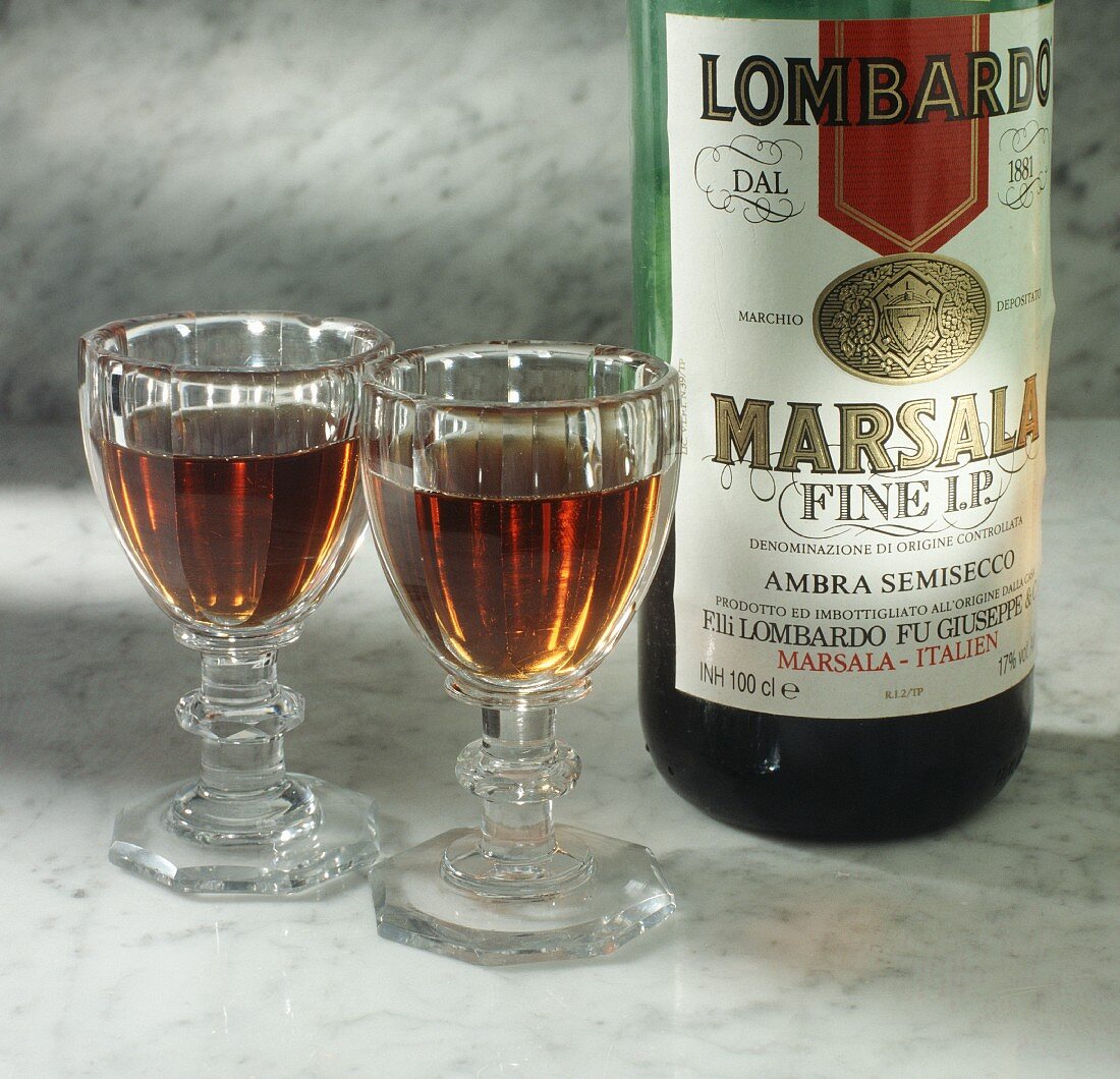 Marsala in zwei Gläsern und Flasche