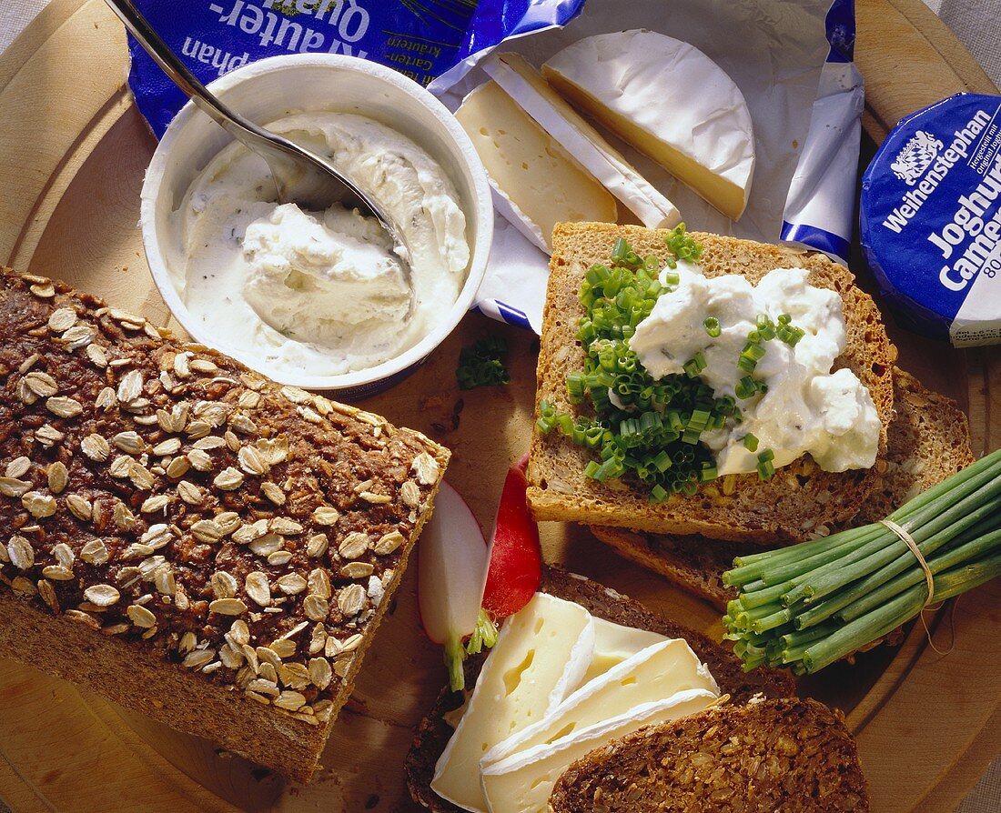 Hearty snack with wholemeal bread, herb quark & Camembert