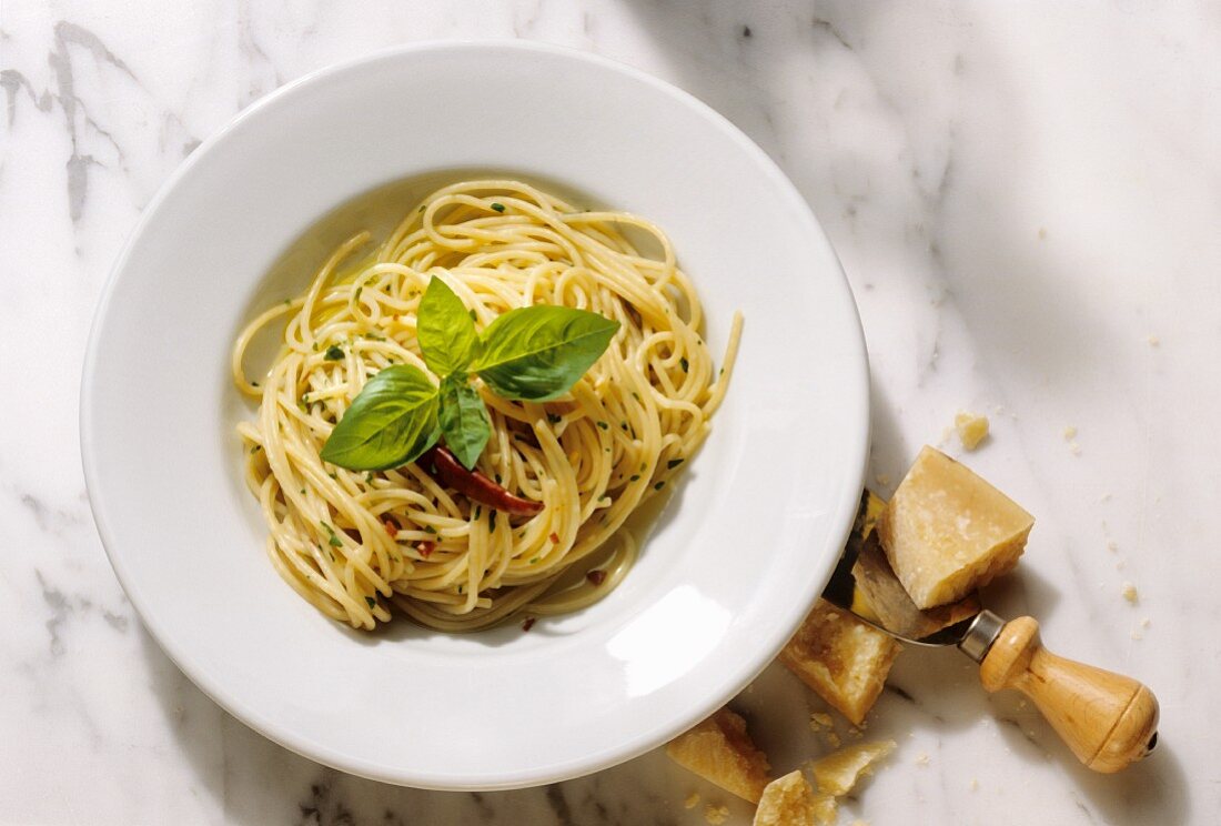 Spaghetti aglio, olio e peperoncino (spicy spaghetti)