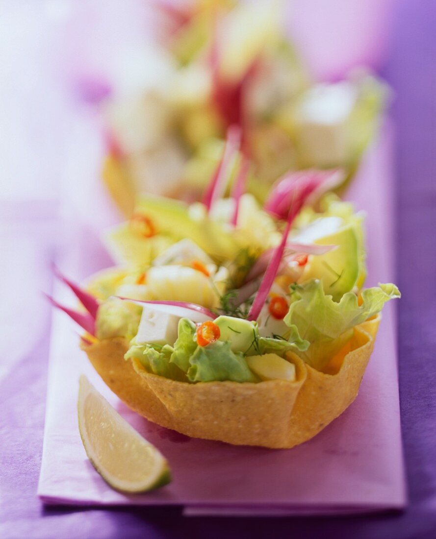 Avocado-Tacos mit Schafskäse, Zwiebeln und Chilischoten