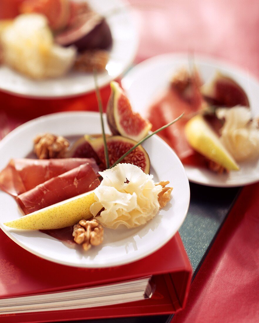Mönchskopf cheese platter with air-dried beef, pears & figs