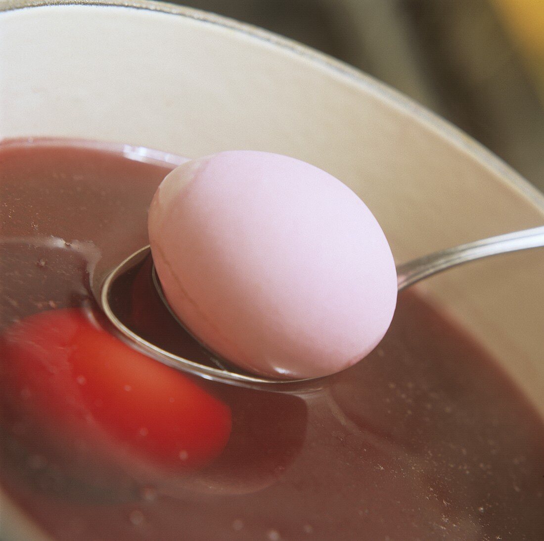 Colouring eggs naturally with beetroot juice