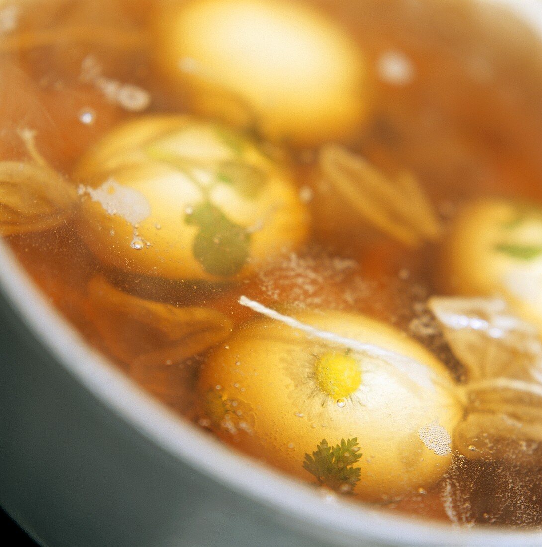 Eier mit Kräuterdekor zubereiten (im Zwiebelsud kochen)