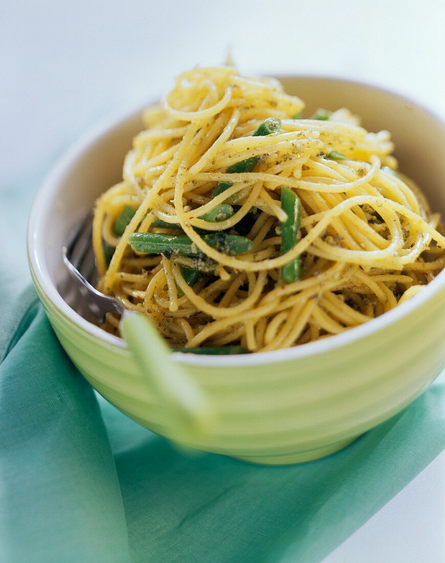 Pasta del contadino (Pasta with rocket pesto and green beans)