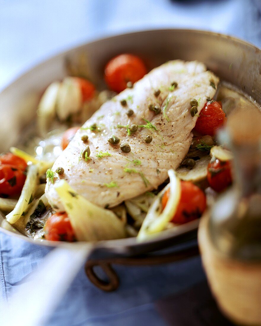 Fischpfanne mit Tomaten, Fenchel und Kapern