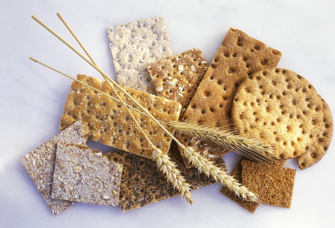 Verschiedene Sorten Knäckebrot mit Getreideähren