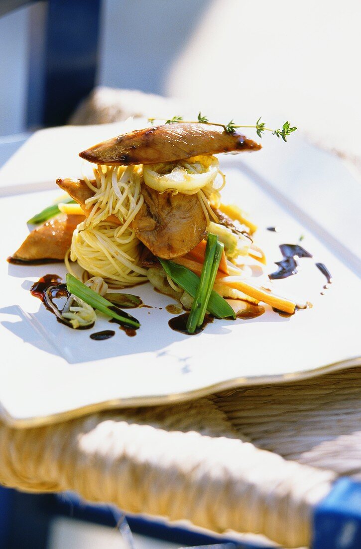 Hähnchenbrust mit Teriyaki-Sauce, Gemüse und Sprossen