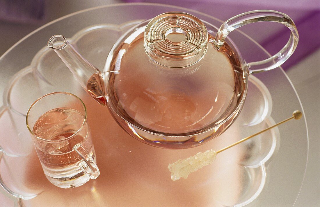 Tee in Glaskanne und Glas; Kandiszucker