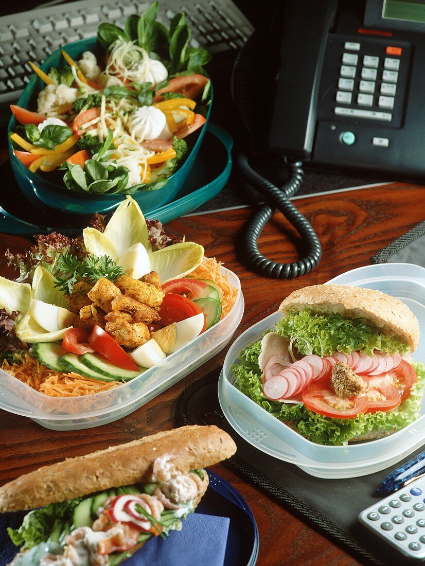 Verschiedene Lunchboxen und ein Sandwich fürs Büro