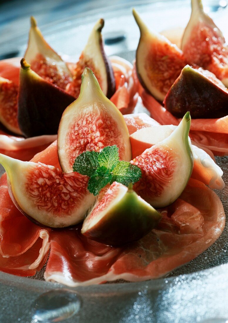 Prosciutto e fichi (Parma ham with fresh figs)
