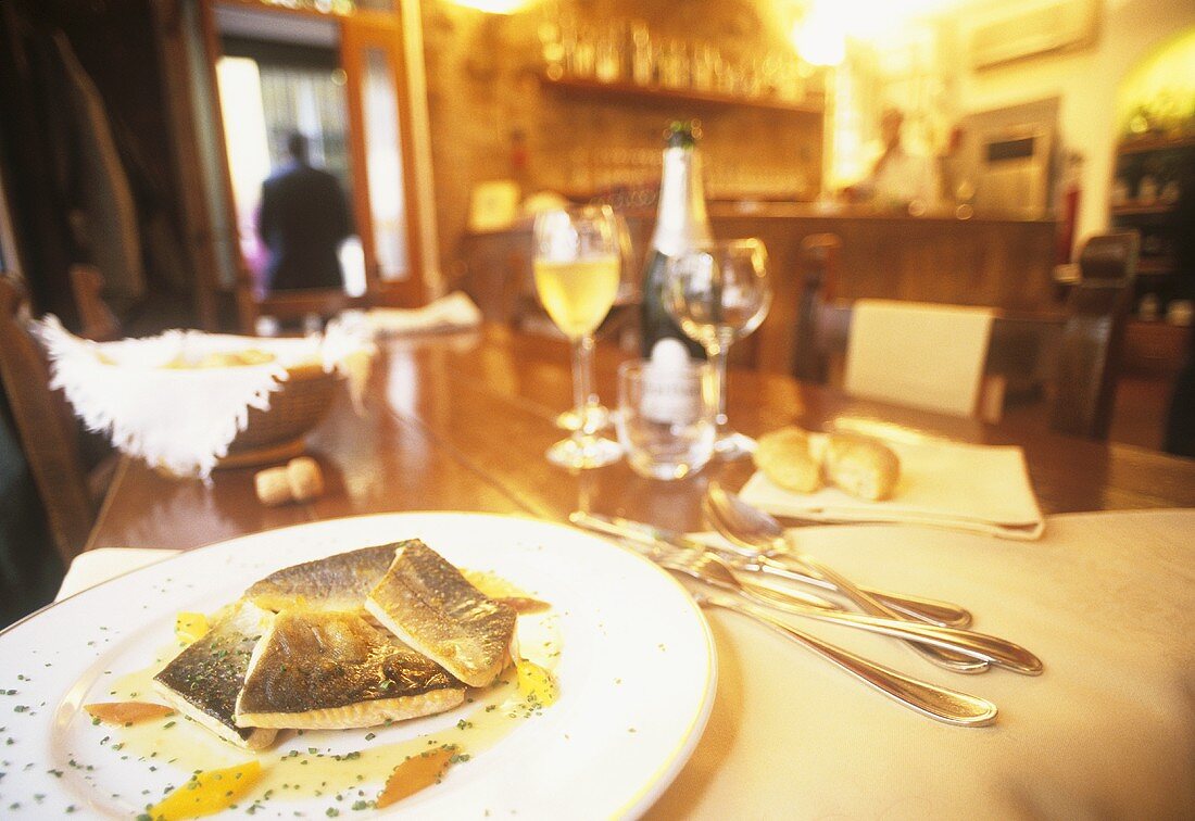 Saiblingfilets auf Teller in italienischem Restaurant