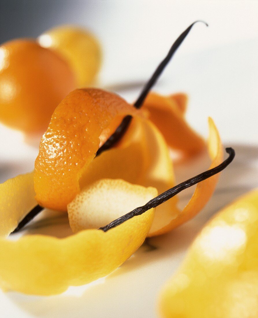Orangen- und Zitronenschalen mit Vanilleschoten