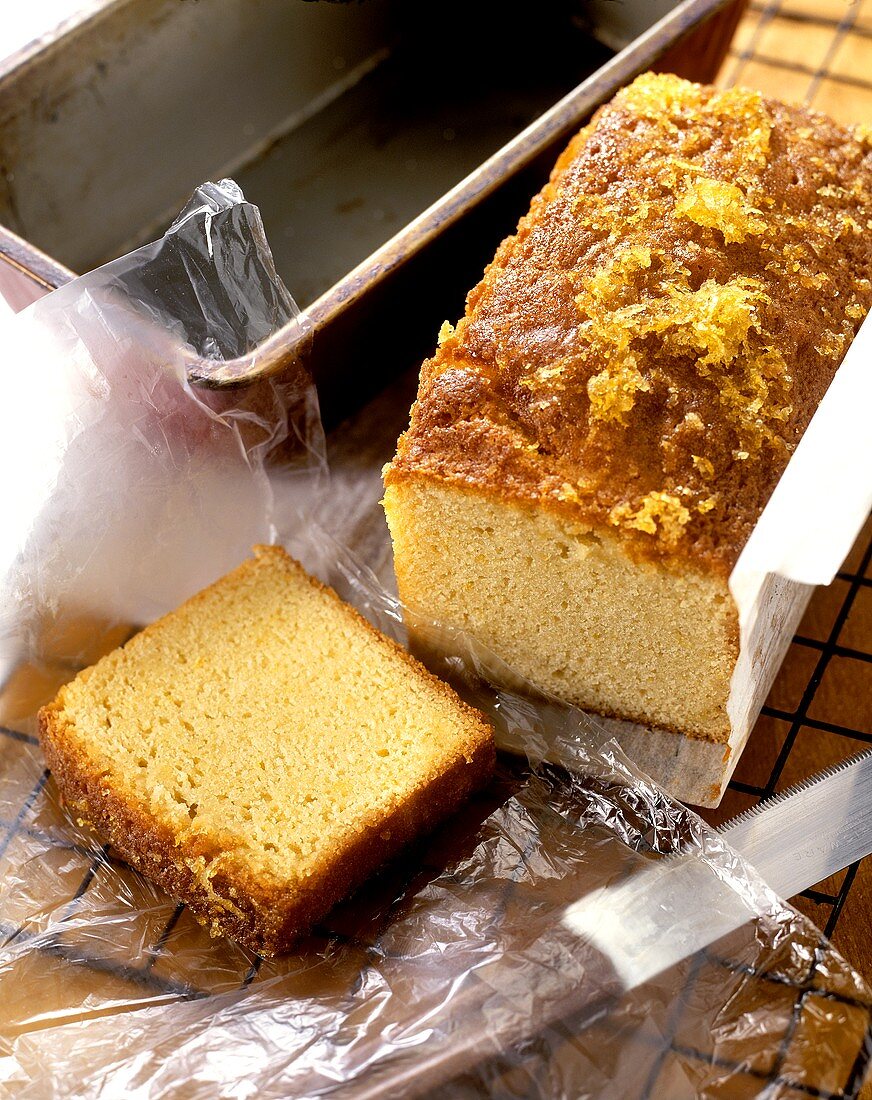 Frisch gebackener Zitronen-Ingwer-Kuchen auf Backpapier