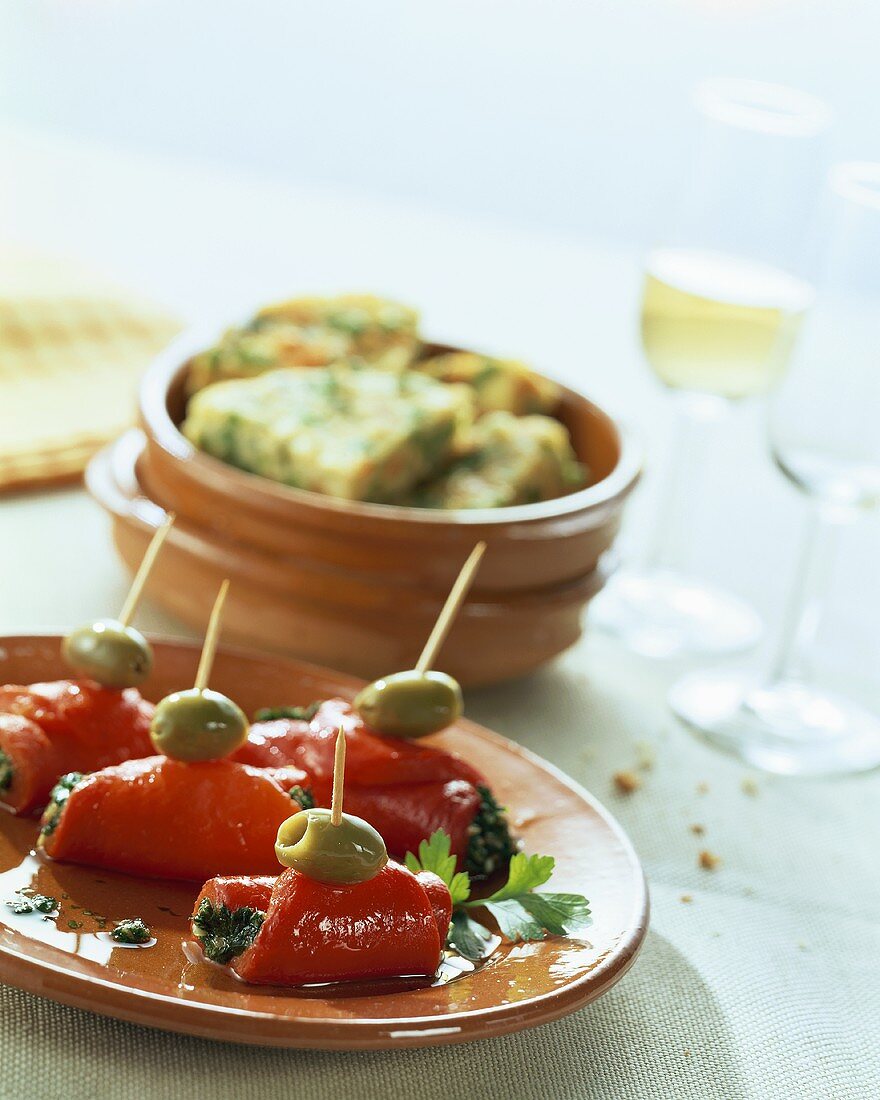 Paprika-Oliven-Spiesschen; Kartoffelomelett; Sherryglas