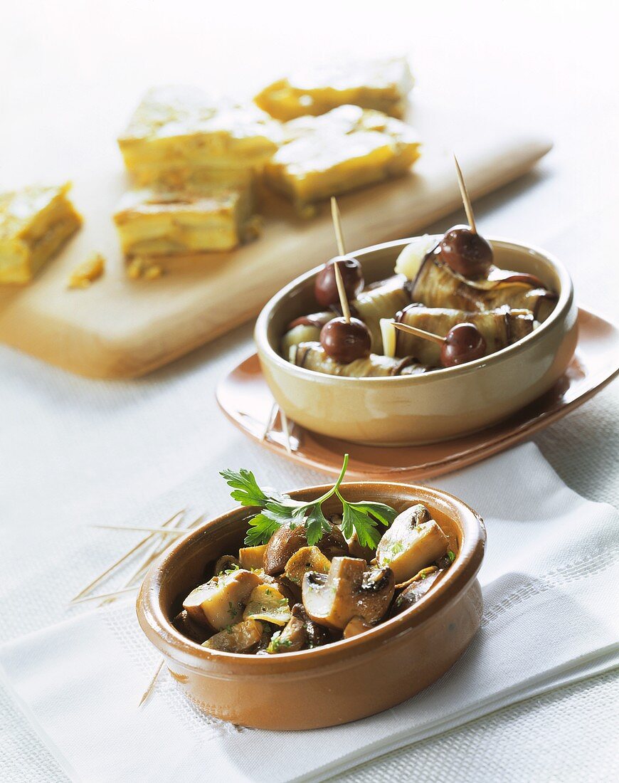 Champignons mit Knoblauch; Auberginenröllchen; Omelett