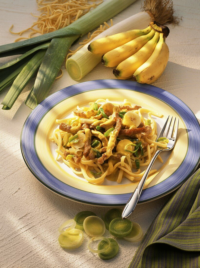 Spätzlepfanne mit Rahmgeschnetzeltem, Lauch und Bananen