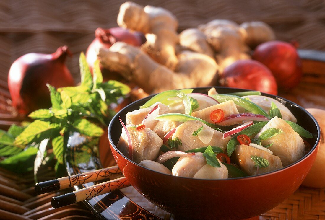 Thailändischer Hähnchensalat mit Ingwer, Chili und Minze