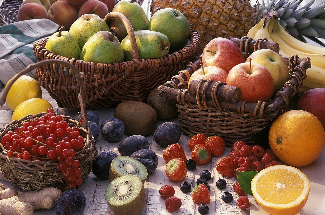 Obst, Beeren und exotische Früchte, teilweise in Körben