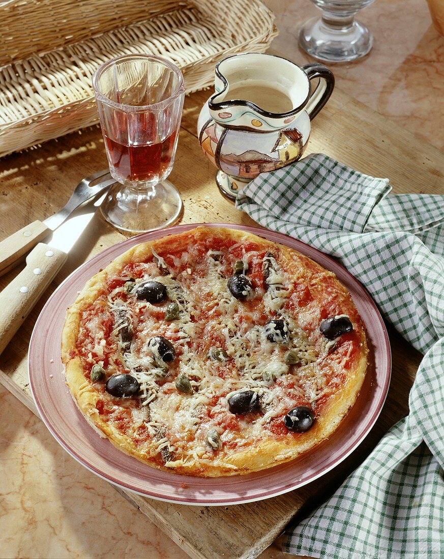 Pizza alla marinara (pizza with anchovies, olives, capers)