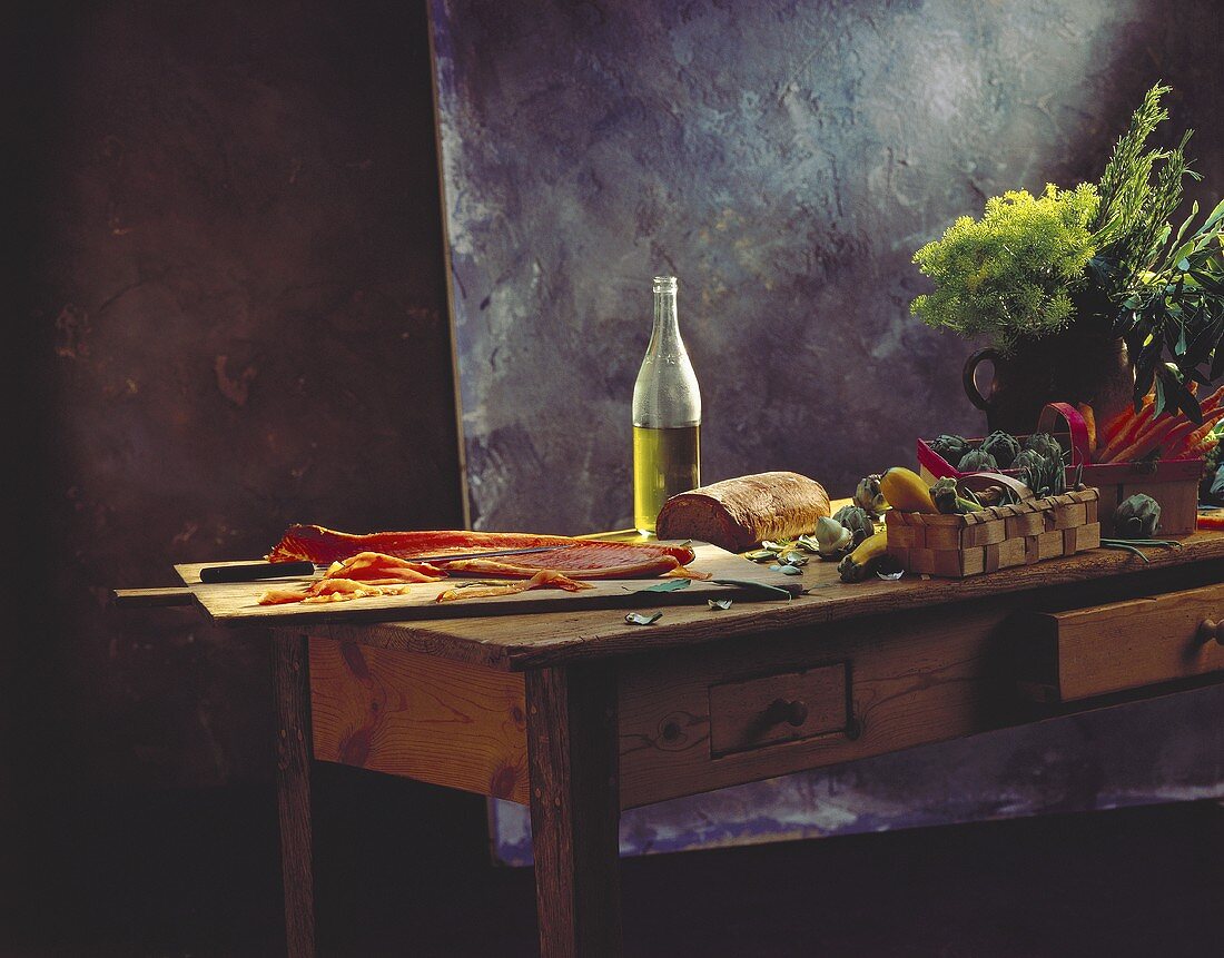 Stillleben mit Lachs, Olivenöl, Brot und Gemüse auf Holztisch