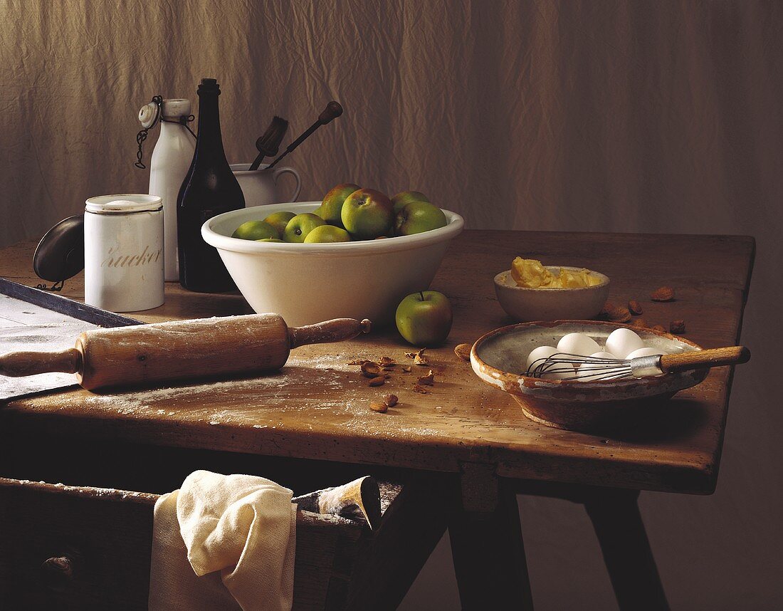 Stillleben mit Backzutaten für Apfelkuchen auf Holztisch