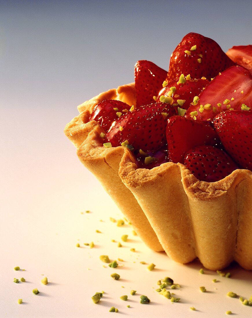 Tartlet with strawberries and chopped pistachios