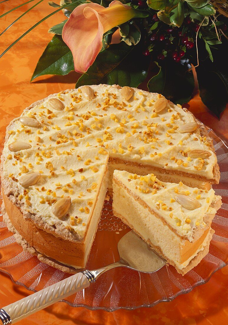 Schichttorte mit Mandeln und Krokant (angeschnitten)