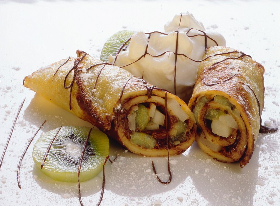 Pfannkuchen mit Kiwi-Füllung, Schokoladensauce und Sahne