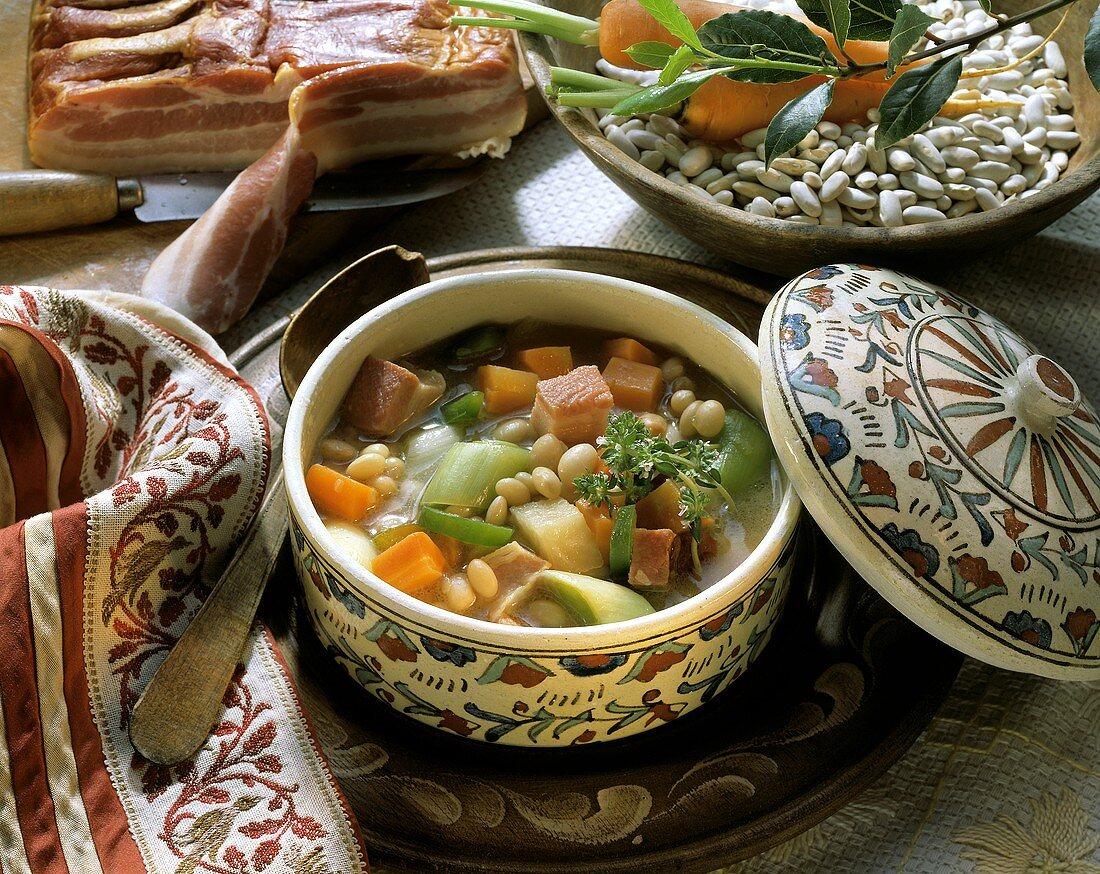 Serbische Bohnensuppe mit Speck, Lauch und Möhren