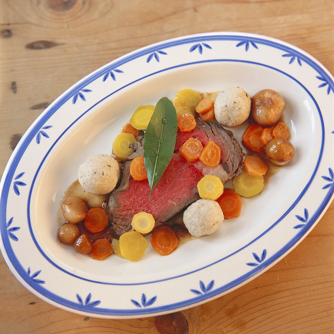 Rinderfilet mit Bröselklösschen und Rübengemüse auf Platte