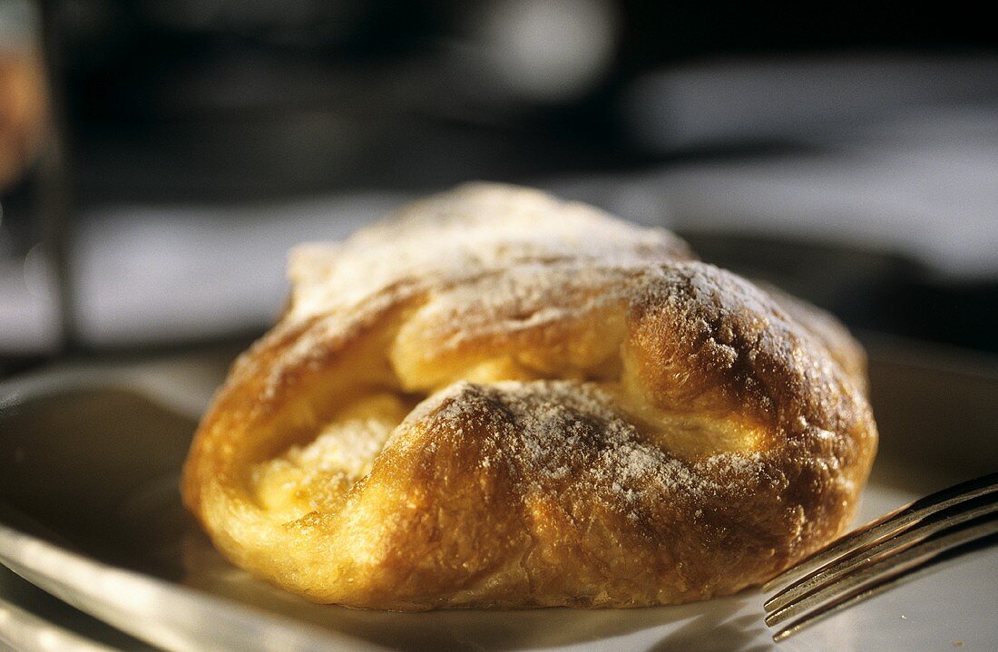Quark-filled puff pastry with icing sugar