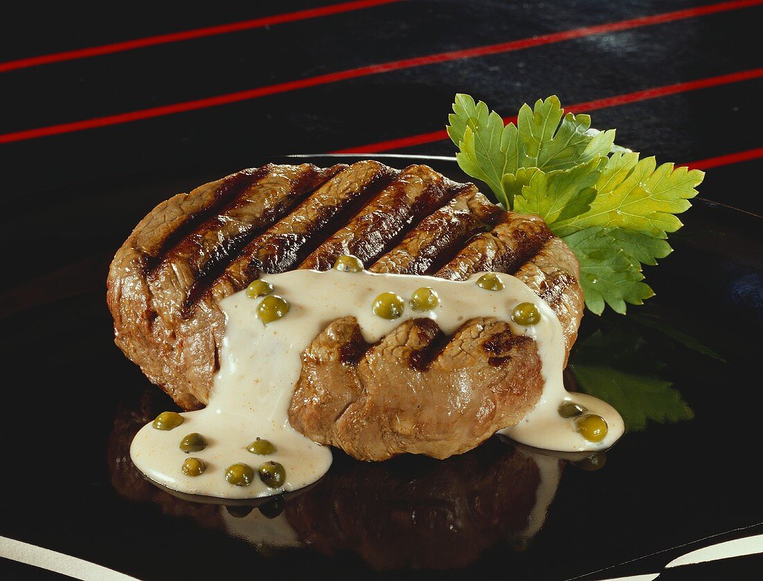 Grilled fillet steak with green pepper sauce