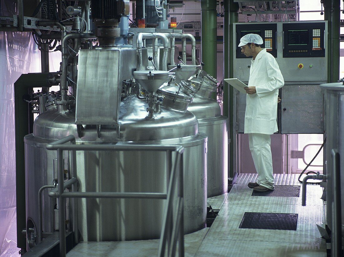 Facharbeiter überwacht Produktionsprozess in Marmeladenfabrik