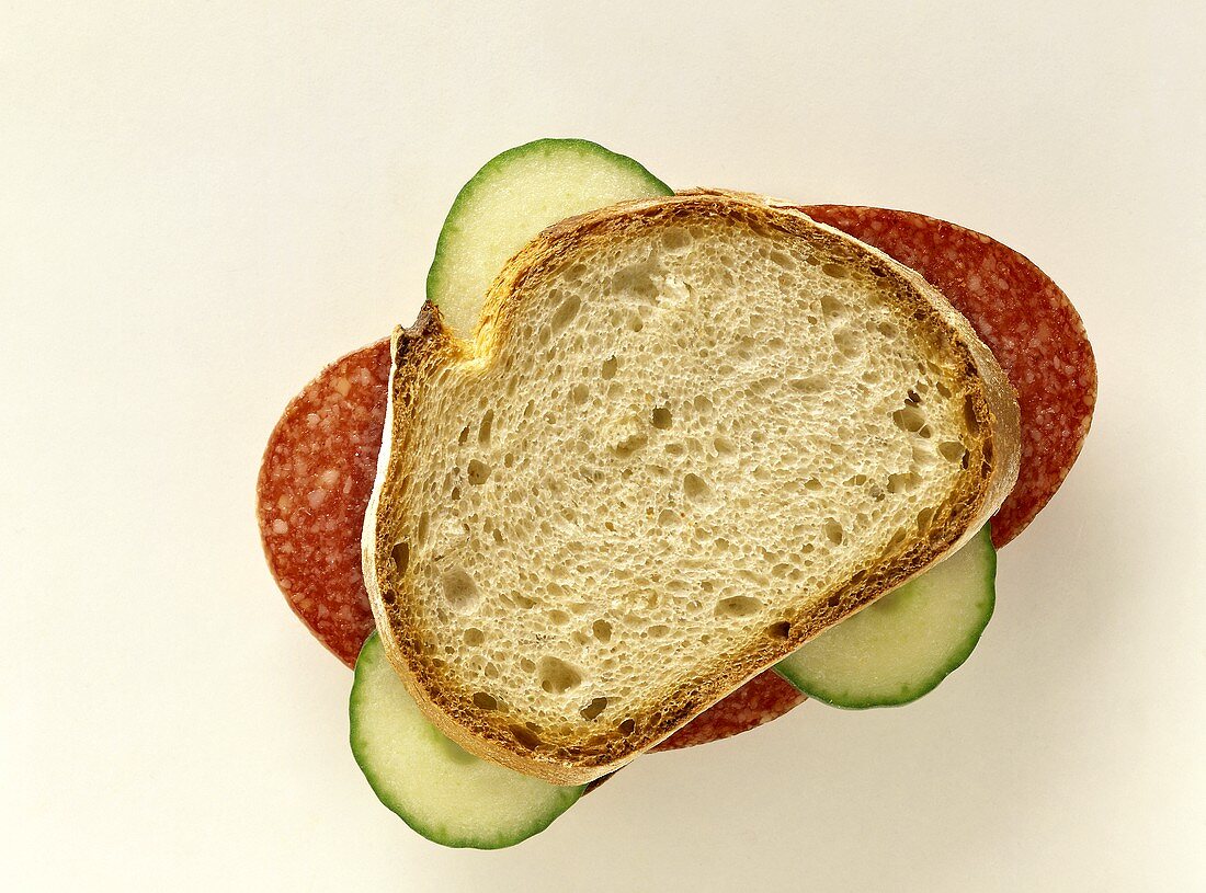 Belegtes Brot mit Salami und Gurkenscheiben