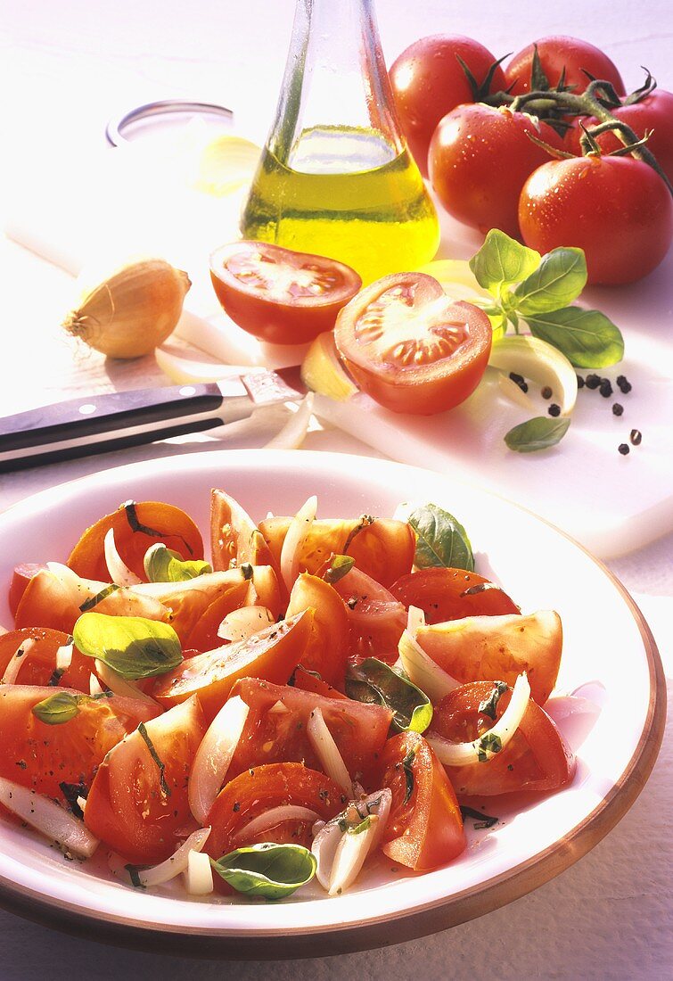 Tomatensalat mit Zwiebeln und frischem Basilikum