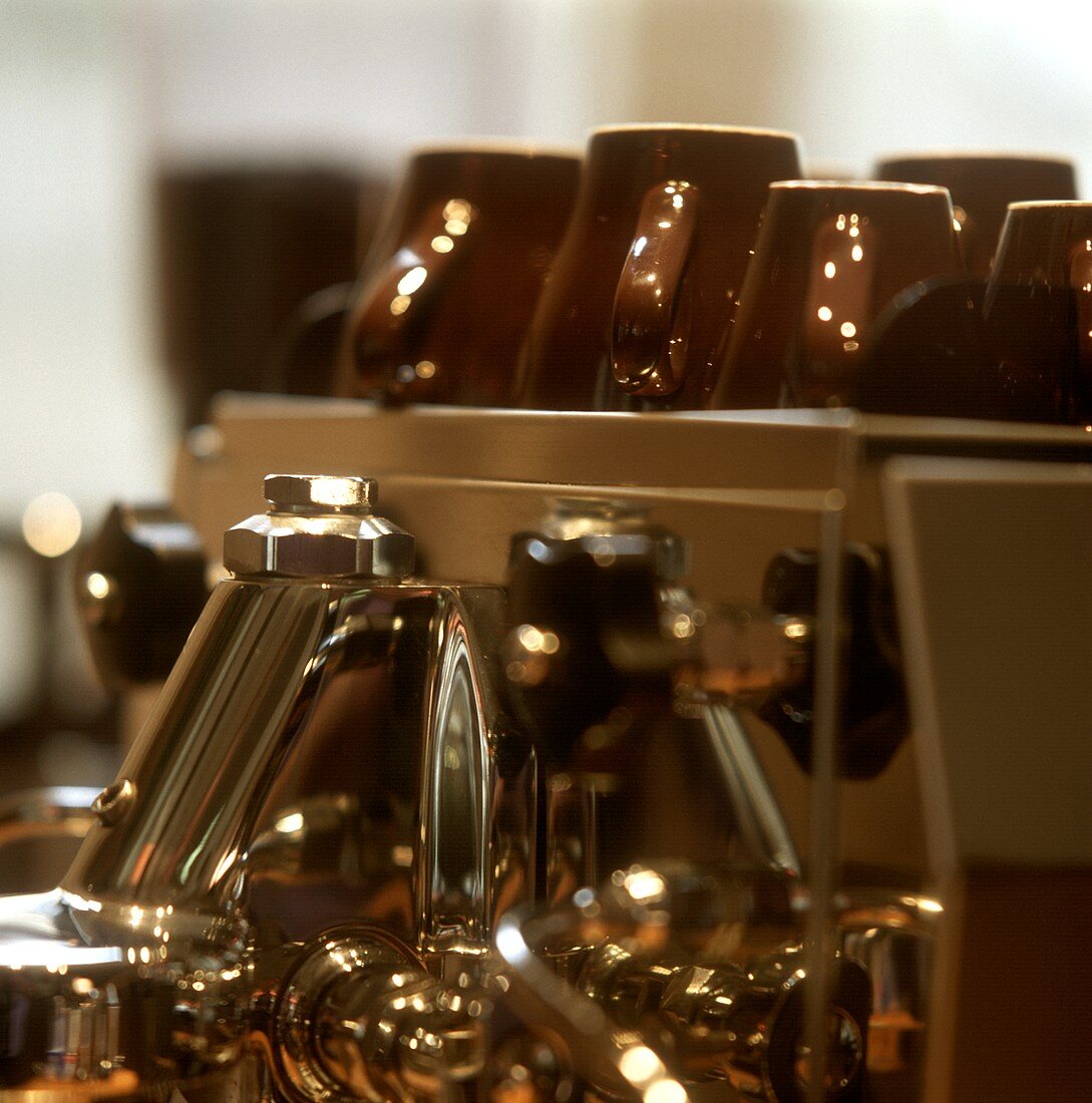 Braune Tassen auf einer Espressomaschine
