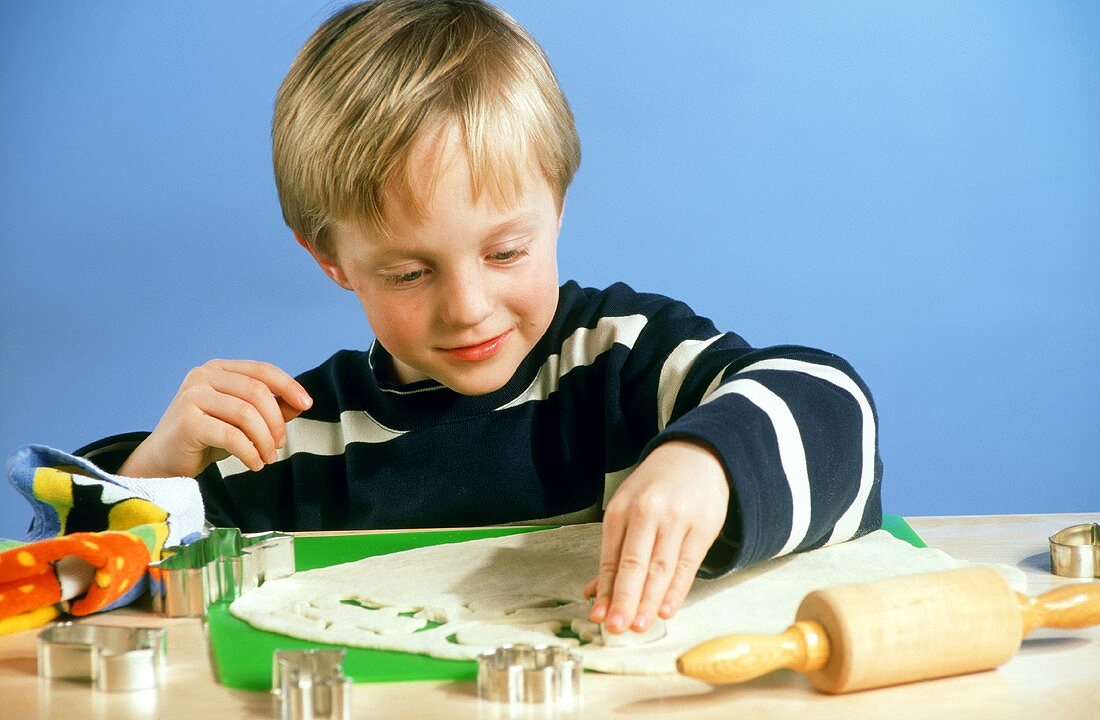 Kleiner Junge sticht Plätzchen aus