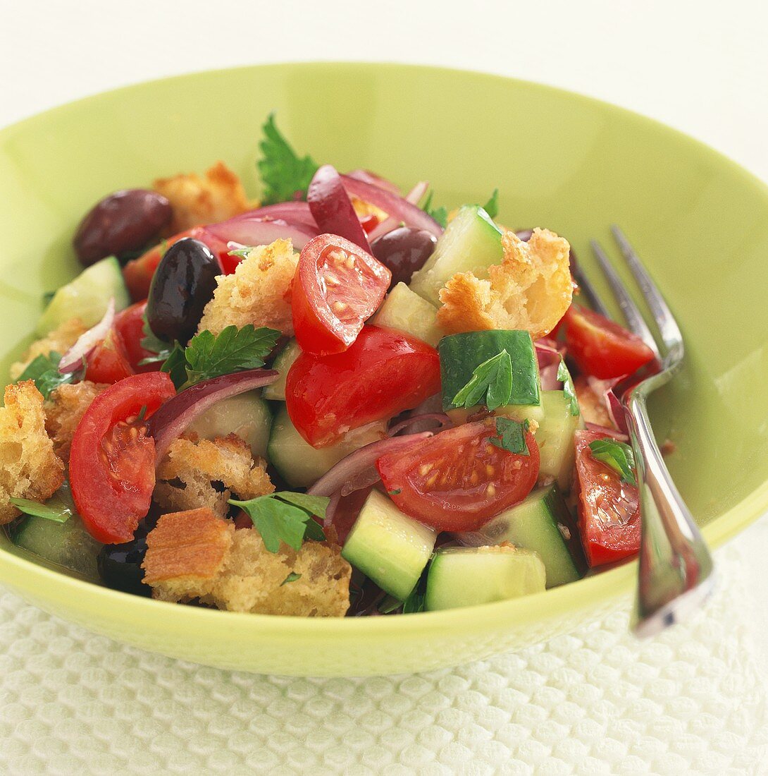 Bread salad with tomatoes, olives and cucumber