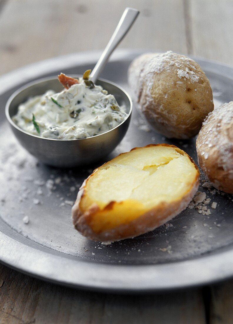 Gebackene Kartoffeln mit Kräuterbutter