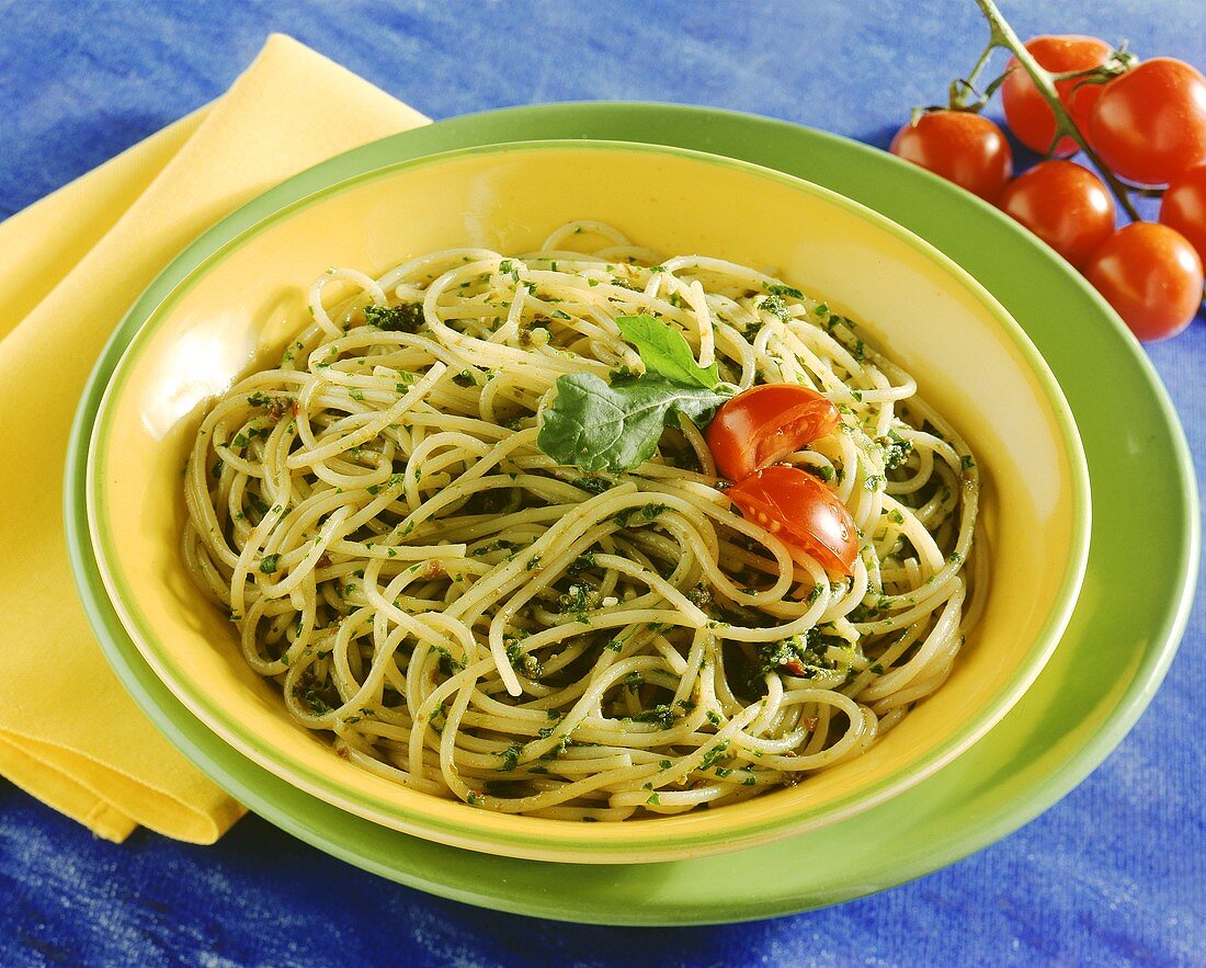 Spaghetti al pesto di rucola (Spaghetti with rocket pesto)
